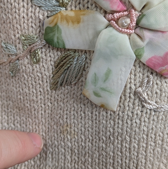 Vintage Bentley Tan Ribbon Floral & Bead Accented Sweater M - Picture 6 of 11